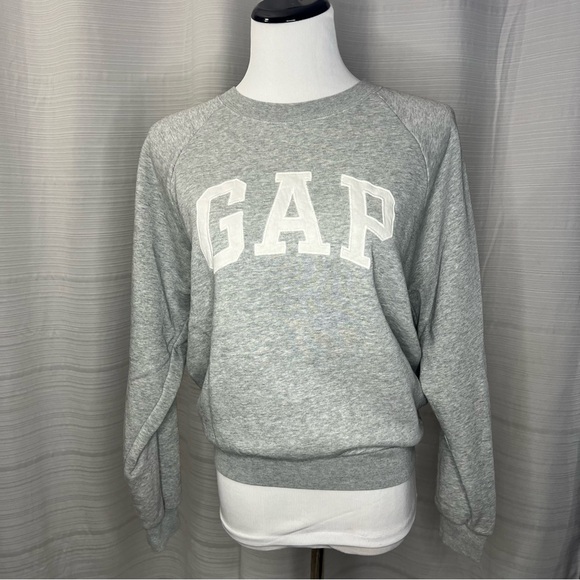 GAP Women’s Holiday Logo Crew Neck Sweatshirt Size Medium Light Heather - Picture 1 of 7